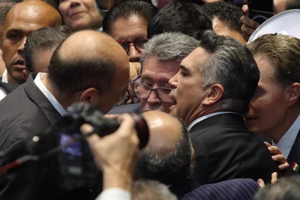 Tras interrupción de casi 20 minutos de la sesión en San Lázaro por integrantes del PRI, coordinadores de las bancadas sostuvieron un diálogo.