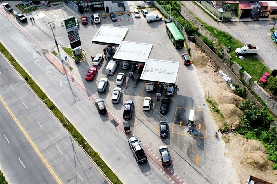 HACEN FILAS. En algunas estaciones, como esta de Prolongación Mariano Otero, se hicieron filas de automovilistas en busca de gasolina.