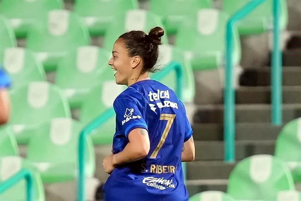 Stephanie Ribeiro salió inspirada y terminó con cuatro anotaciones.