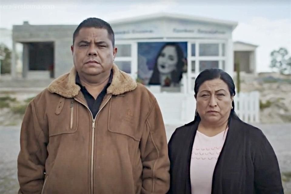 Mario y Dolores, padres de Debanhi, encabezan el documental.