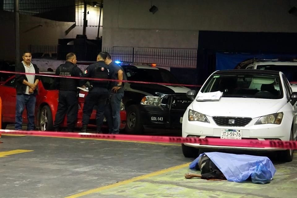 Un hombre falleció en una gasolinera luego de ser arrollado accidentalmente por un automóvil que iba a abastecerse.