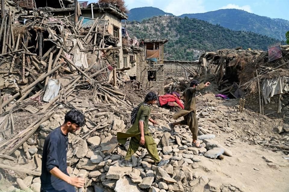 El sismo ocurrido en Afganistán ha dejado 1,400 muertos y 3,000 heridos, informaron autoridades; Gobierno talibán pidió ayuda internacional.