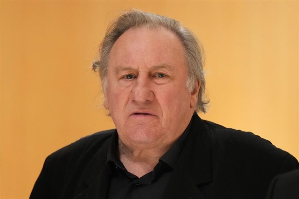 El actor Gérard Depardieu, 76, será juzgado en Francia por presunta violación y agresión sexual a la actriz Charlotte Arnould.