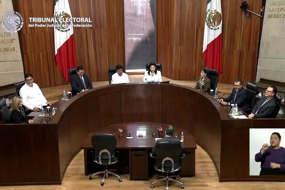 A la sesión solemne asistieron los siete integrantes de la Sala Superior y el Ministro Presidente de la Corte, Hugo Aguilar.