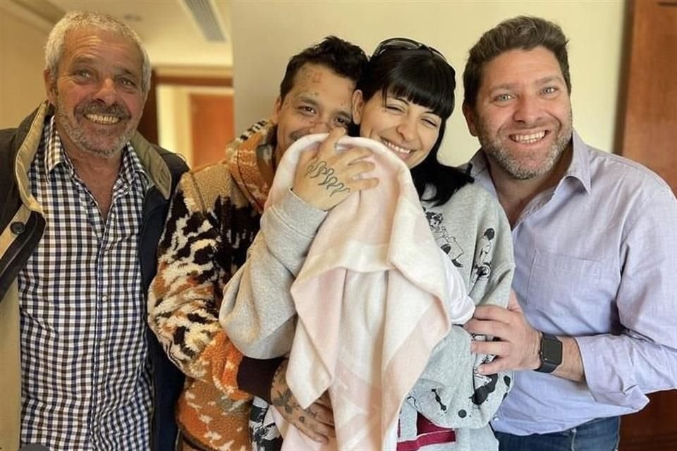 Cazzu, de 31 años, relató cómo el abogado del cantante le advirtió que cualquier permiso de viaje para su hija podría ser revocado en cualquier momento por Nodal.