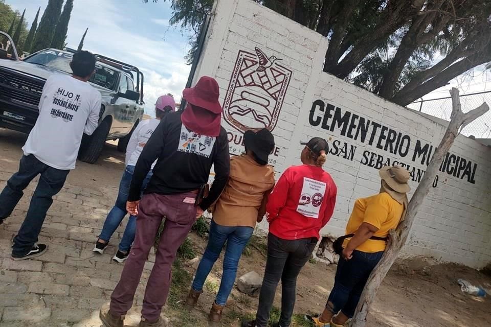 Dos cuerpos fueron localizado en la fosa clandestina del panteón de San Sebastianito; con esto suman 18 personas localizadas en el sitio.