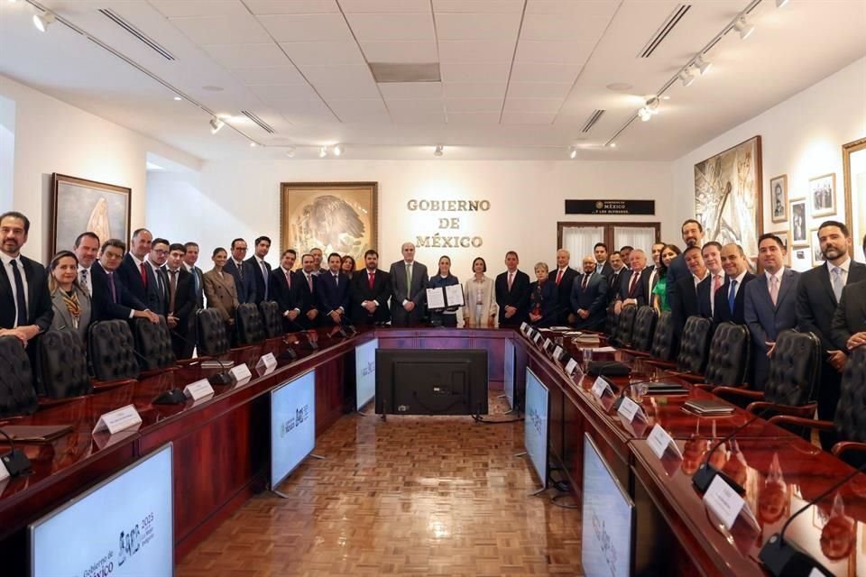 Empresarios gasolineros, importadores, transportistas y autoridades del sector energético acudieron al encuentro.