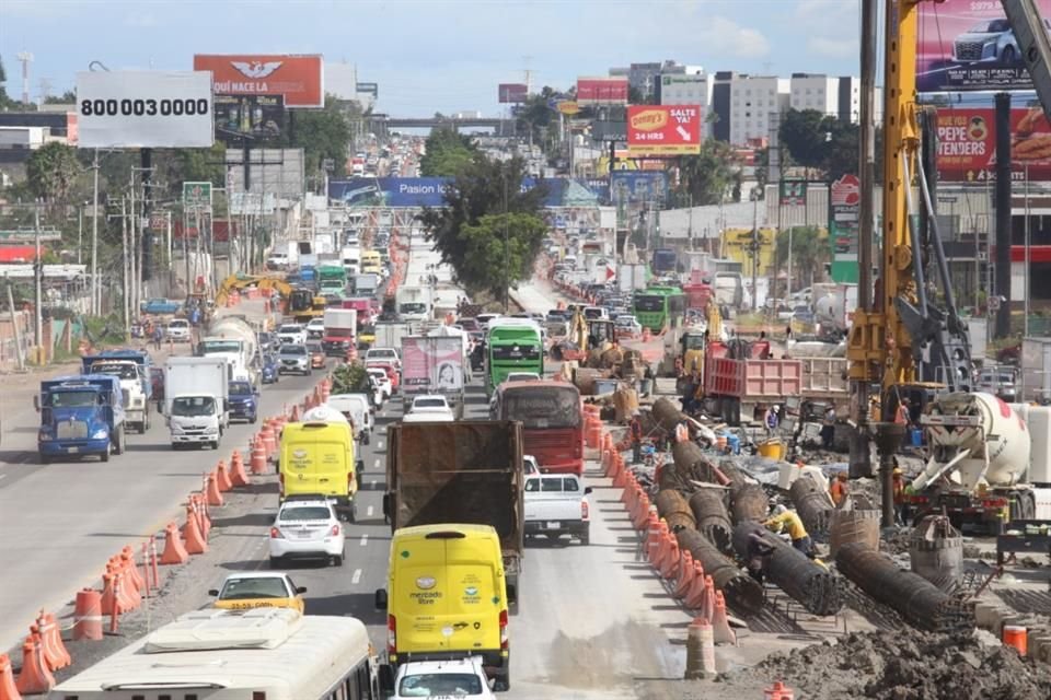 Tráfico por obras en Carretera a Chapala, en donde se construirá la Línea 5.