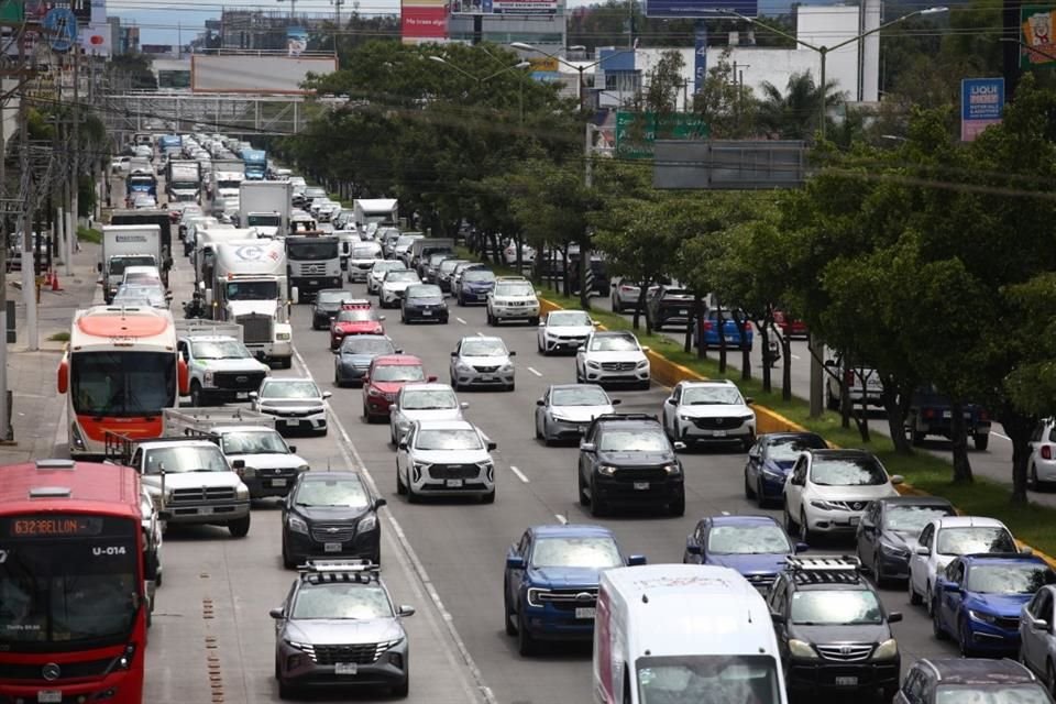 Tráfico en Prolongación López Mateos, en donde automovilistas señalan que aunque madrugan, es lo mismo.