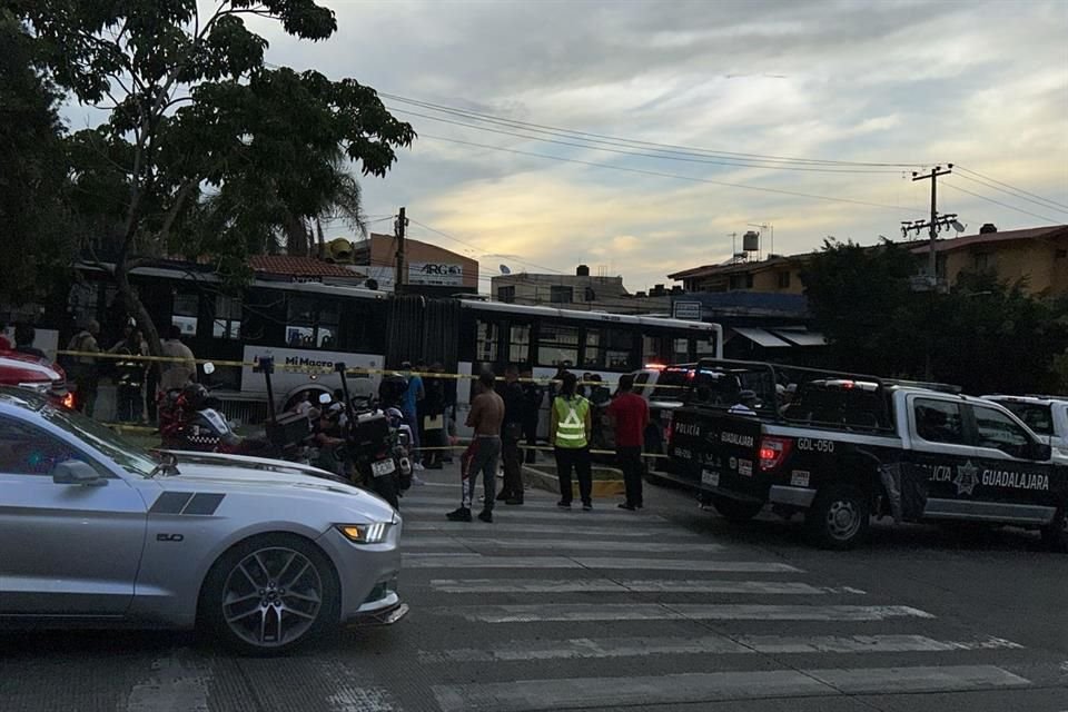 El accidente del Macrobús en el que murió un motociclista el domingo quedó registrado en la cámara de la unidad, que confirmó la imprudencia del joven al dar vuelta prohibida.