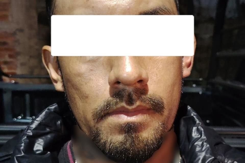 Por andar en una motocicleta que contaba con reporte de robo y traer consigo dosis de metanfetamina, un hombre fue detenido en Tlajomulco.