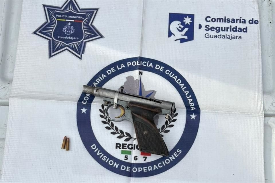 El agresor fue detenido. Llevaba consigo un arma hechiza y dos cartuchos calibre .22. 