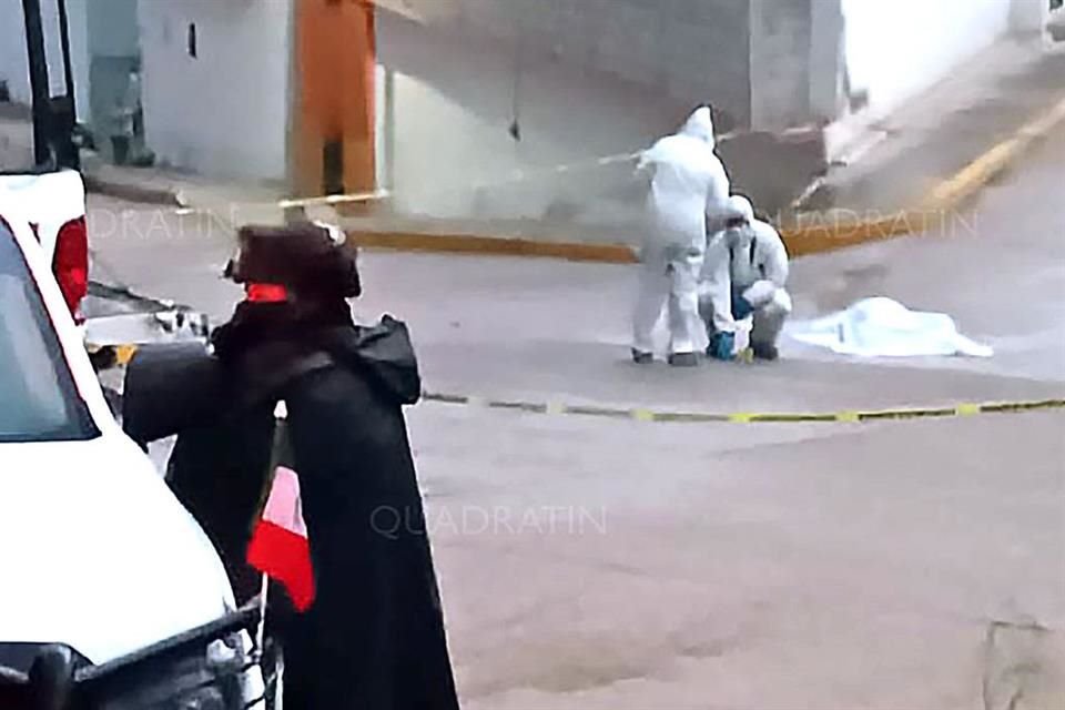 El cuerpo del funcionario quedó sobre la carretera en Tixtla.