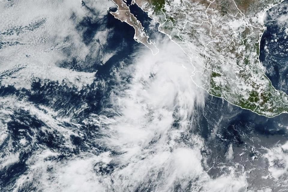 Lorena se convirtió en huracán categoría 1.