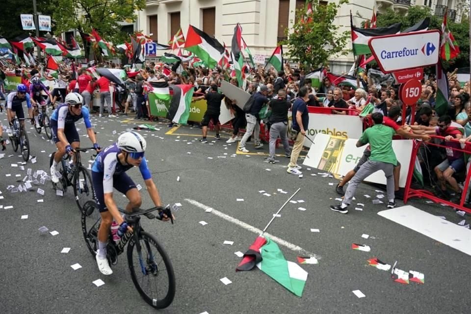 Los ciclistes tuvieron que sortear banderas tiradas y gritos de los manifestantes.