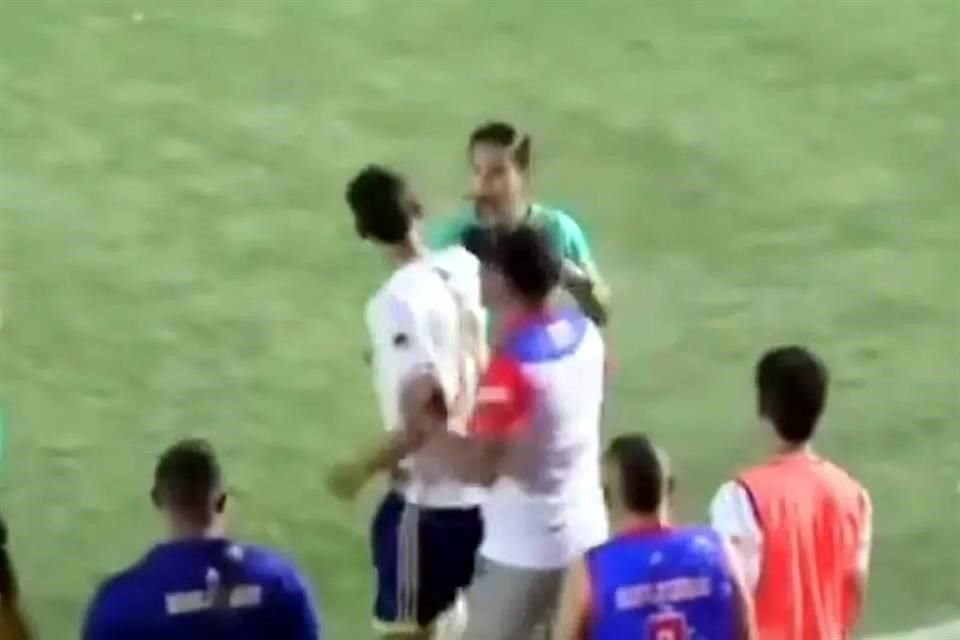 La árbitra buscó responder a la agresión.