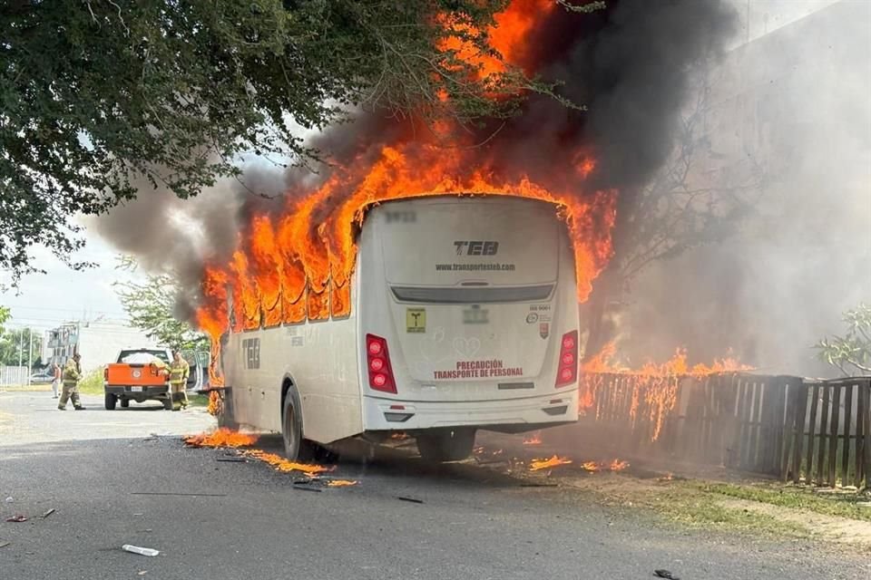 Un camión de transporte de personal que estaba estacionado se incendió  en el Fraccionamiento Villa Fontana Aqua, en Tlajomulco; no se reportaron personas lesionadas.