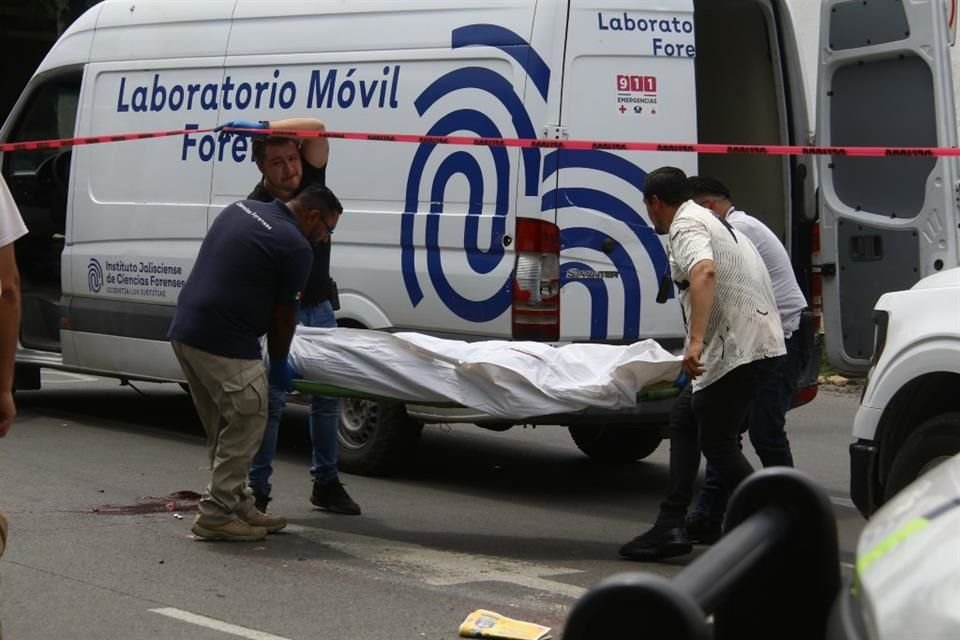 Tendido sobre su costado derecho quedó el cadáver de una mujer atropellada por el conductor de un camión que huyó, en la Colonia La Aurora.