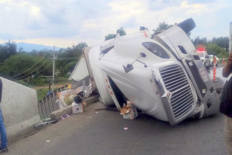 En Carretera a Chapala, a la altura del retorno de El Zapote, un remolque cargado con cervezas se soltó de la unidad que lo jalaba y terminó en la vía.