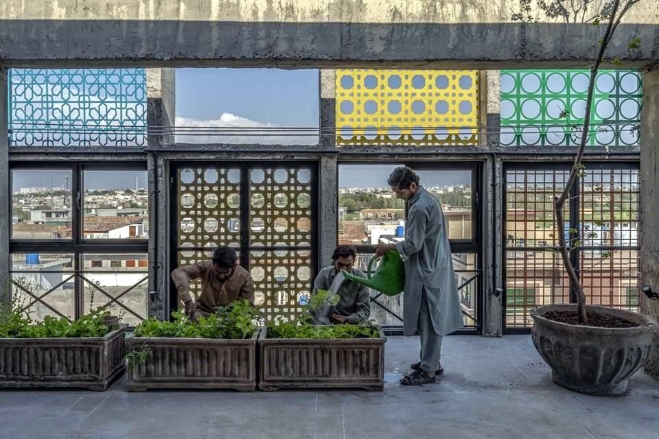 Vision Pakistán es un edificio de varias plantas con alegres fachadas inspiradas en la artesanía pakistaní y árabe.