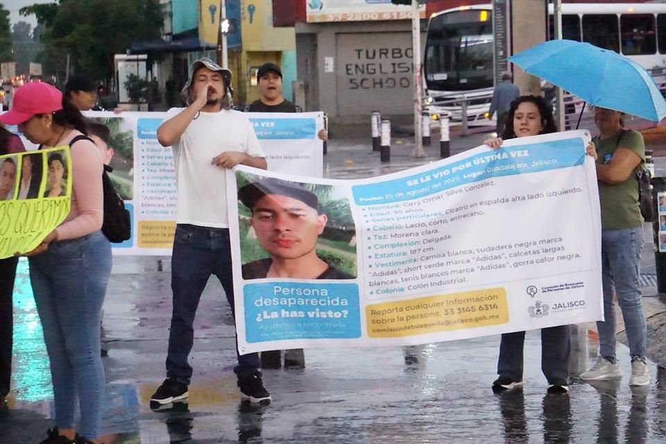 Familiares de Gary, Héctor Manuel y José Manuel bloquearon el cruce de Lázaro Cárdenas y Gobernador Curiel, para exigir su localización.