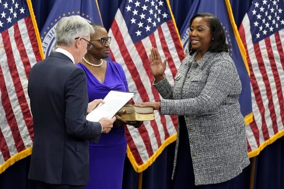 Lisa Cook (R) wurde am 23. Mai 2022 in Washington als Mitglied des Federal Reserve Board vereidigt.
