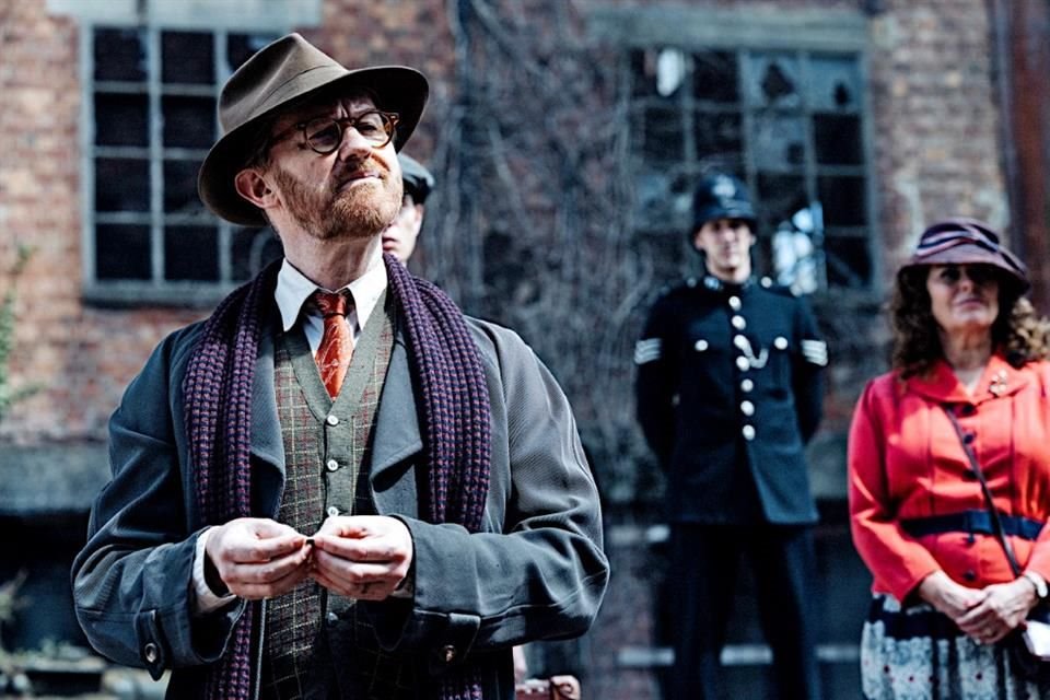 El actor Mark Gattis encarna a un hombre que resuelve crímenes desde una librería del Londres de la posguerra, en la seire 'Bookish'.