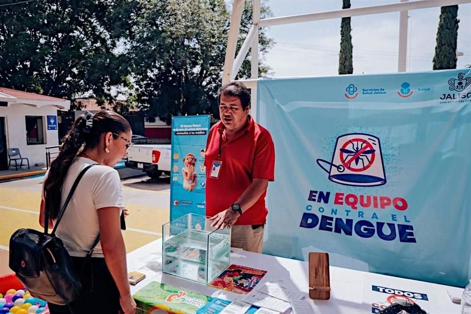 En las charlas con la comunidad educativa se brinda información, por ejemplo, sobre los signos de alarma del dengue para la atención inmediata.