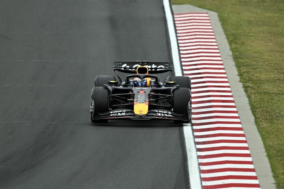 Verstappen batalla con el RB21.