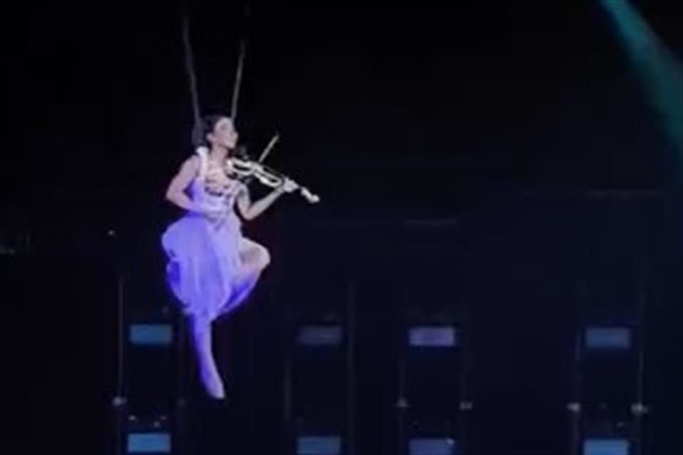La violinista estadounidesen Lindsey Stirling regresó a Guadalajara para presentarse ante 4 mil personas en el Auditorio Telmex.