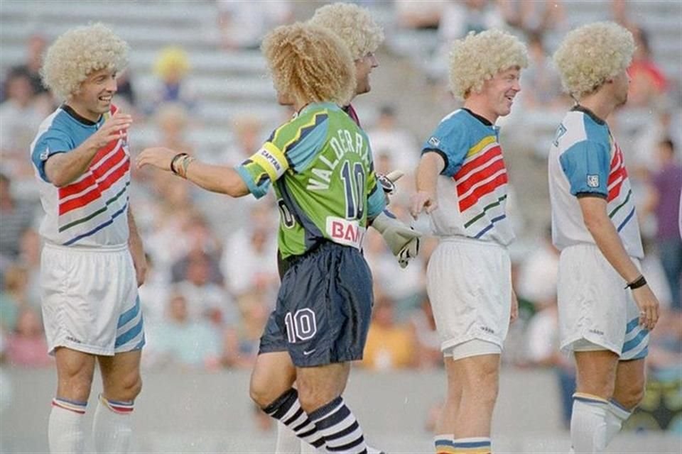 Fue tal la euforia que provocó Valderrama en la MLS, que se vendieron miles de pelucas semejantes a su cabellera,