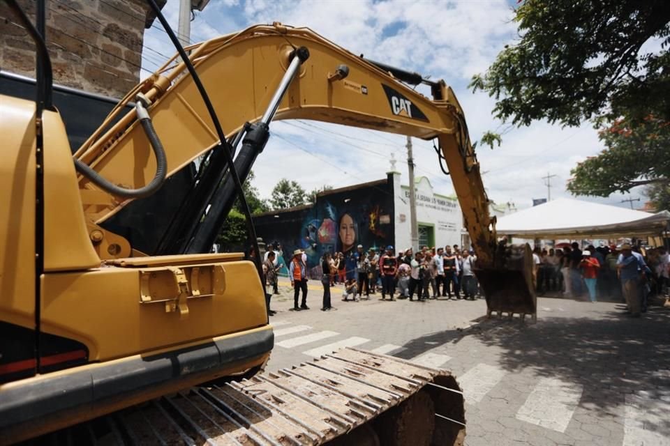 La obra consiste en colocarán concreto estampado, señalización, nuevo alumbrado público, arbolado y cruceros seguros.