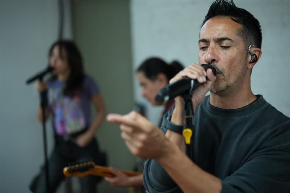 En medio de uno de los últimos ensayos de la tercia electrónica y de synth pop, se dieron un tiempo para reflexionar sobre la evolución de su música.