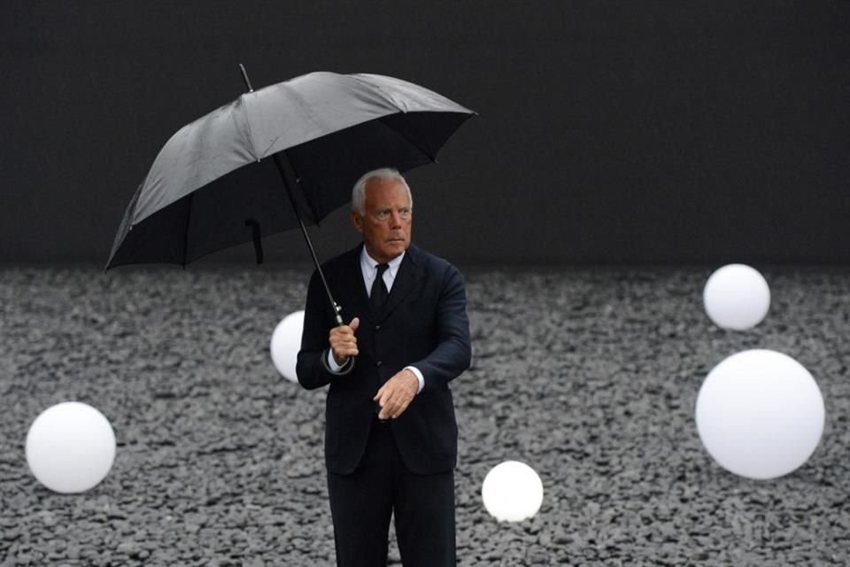 Conocido como 'Rey Giorgio', Armani se convirtió en sinónimo del estilo italiano, vistiendo a una generación de mujeres de éxito y a hombres que buscaban atuendos menos recargados.