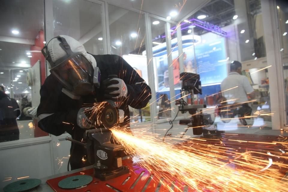 Expo Ferretera incluyó en su edición de Guadalajara el espacio 'Ferretería del Futuro', para mostrar a visitantes herramientas tecnológicas.