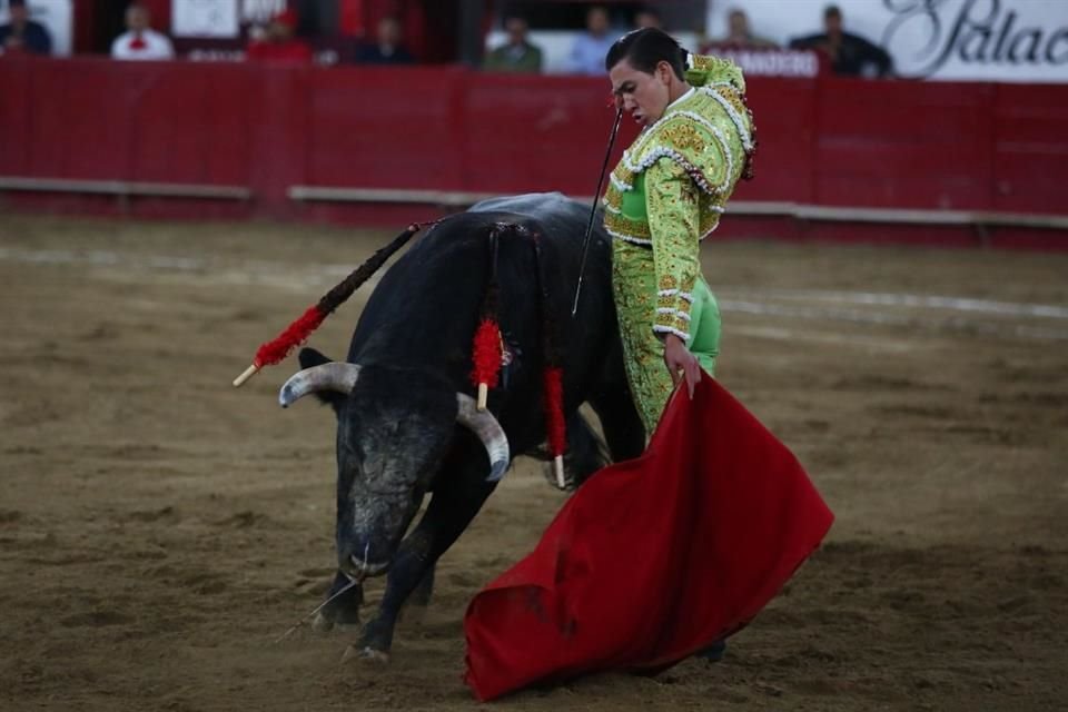 El torero mexicano Bruno Aloi sufrió dos graves cornadas en la Plaza de Toros El Álamo, en Madrid.