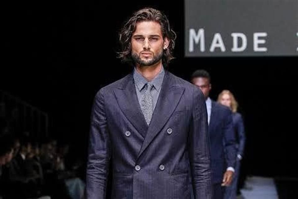 El espigado modelo mexicano Jonathan Valdez, de 1.89 metros de estatura, cabello y ojo castaños, llegó hace ocho años a Milán con su book esperando ser seleccionado para un gran desfile.