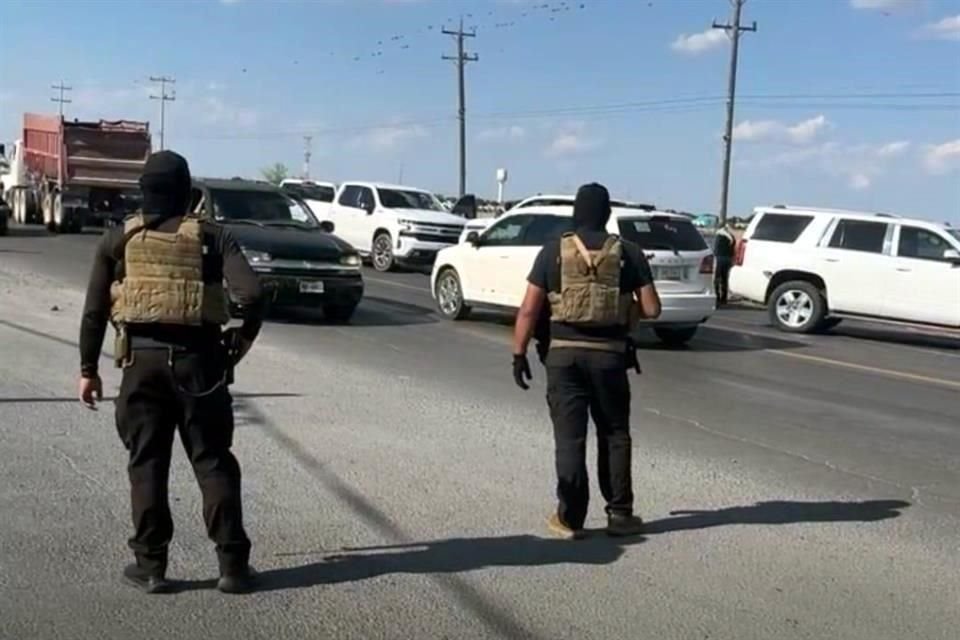 Un hombre y una mujer, ambos familiares, resultaron heridas tras un enfrentamiento entre agentes y sujetos armados.