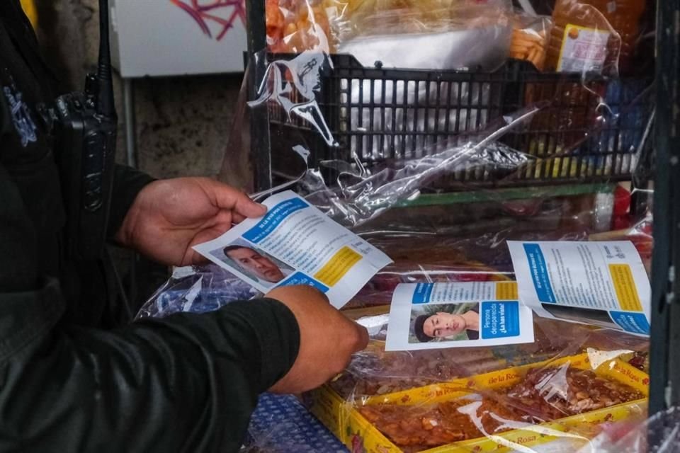 La Comisión de Búsqueda repartió fichas de José Manuel, Gary y Héctor, este último, empleado del taller donde asesinaron a influencer y su familia.