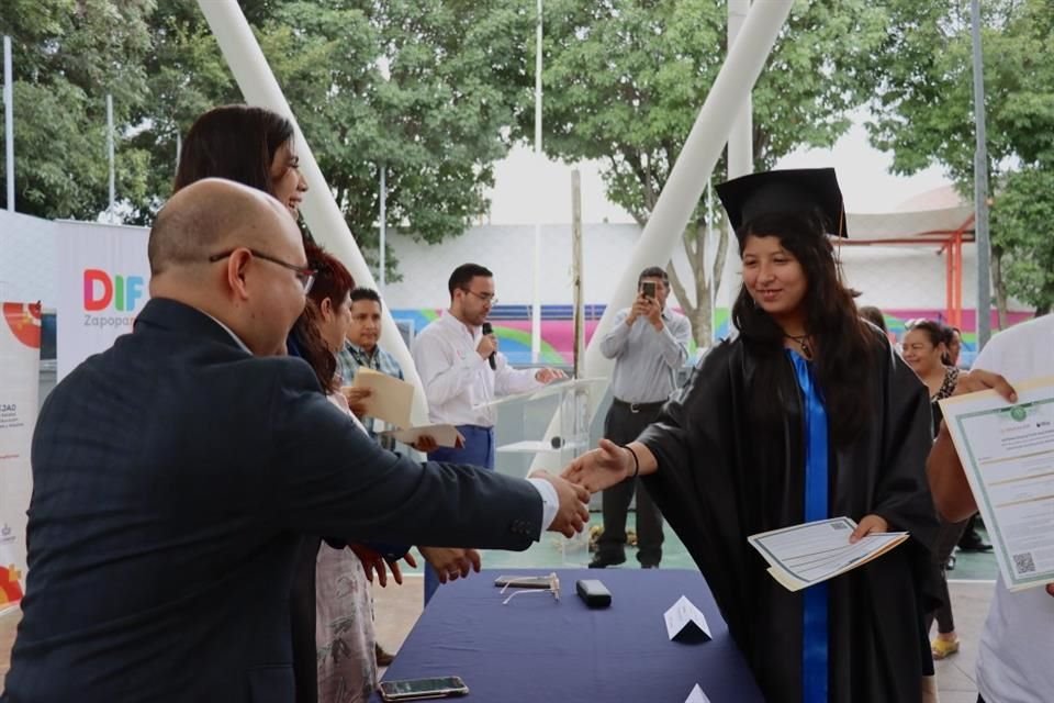 Un total de 60 jóvenes y personas adultas concluyeron sus estudios de primaria y secundaria en Zapopan.