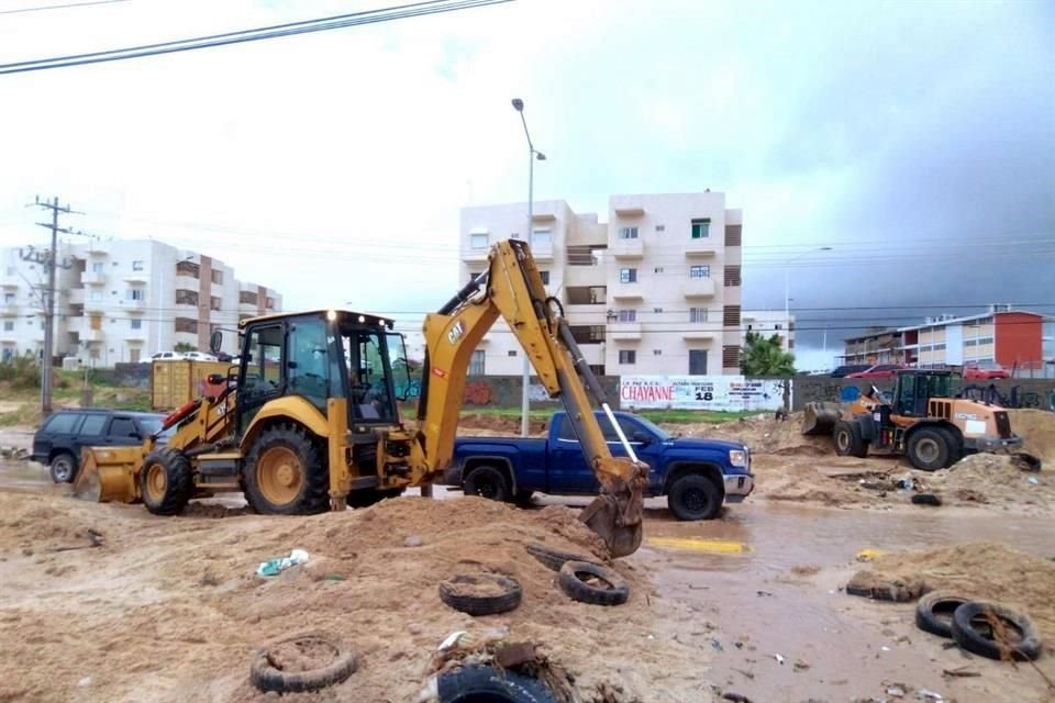 La tormenta tropical 'Lorena' causó afectaciones en Baja California Sur y ahora sus efectos se sienten en Sonora, con el cierre de vialidades, deslaves y socavones.