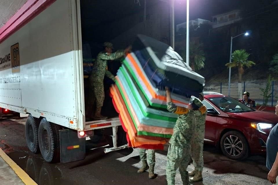 La tormenta tropical 'Lorena' causó afectaciones en Baja California Sur y ahora sus efectos se sienten en Sonora, con el cierre de vialidades, deslaves y socavones.