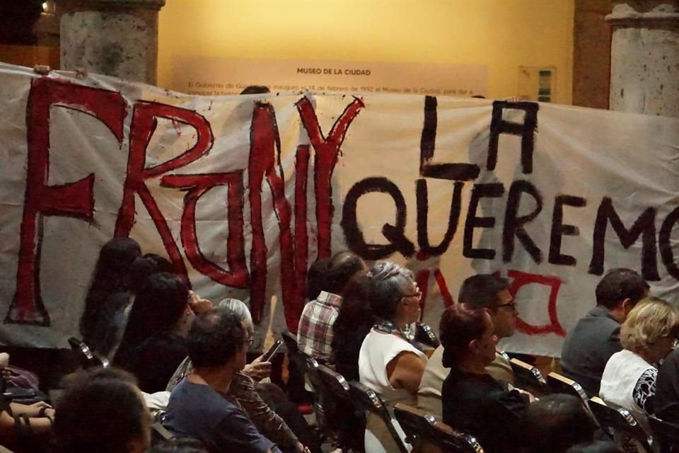 Jóvenes universitarios se manifestaron por la desaparición de la artista, y docente, Frany.