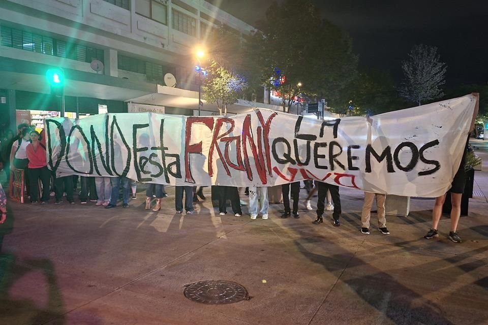 'Frany es la maestra del arte, es la compañera, la hija, y hoy la conviertieron en ausencia', dijo uno de los manifestantes.