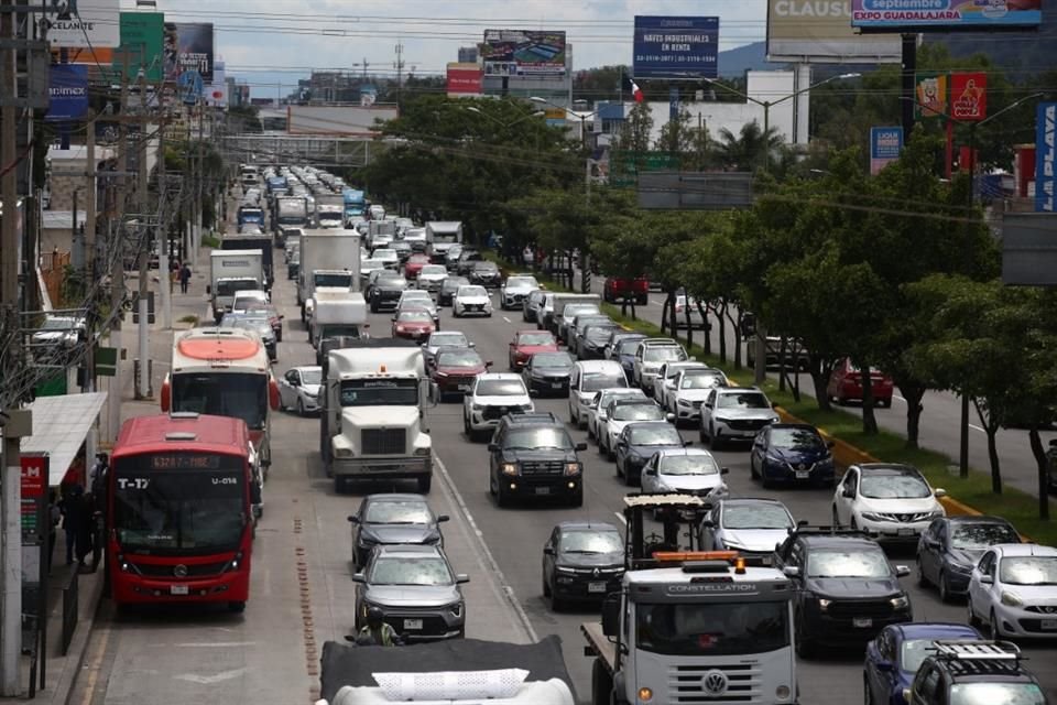 Antes de pensar a largo plazo, con proyectos como un segundo piso, vecinos solicitaron acciones inmediatas para agilizar la Avenida López Mateos.