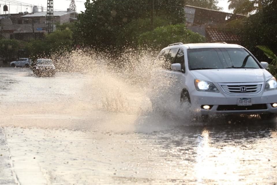 Tras las inundaciones provocadas por el desbordamiento del Río Zula, en Ocotlán y en sembradíos de Tototlán, se encuentra en revisión una declaratoria de emergencia.