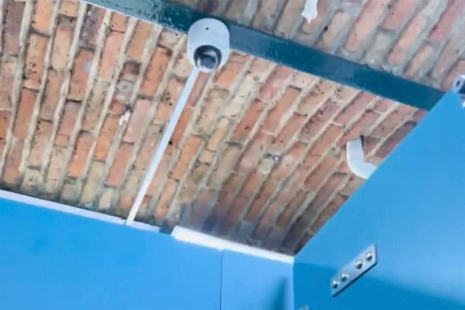 Luego de que alumnos de la Preparatoria 11 de la Universidad de Guadalajara (UdeG) denunciaron que en los baños habían sido instaladas videocámaras, éstas tuvieron que ser retiradas.
