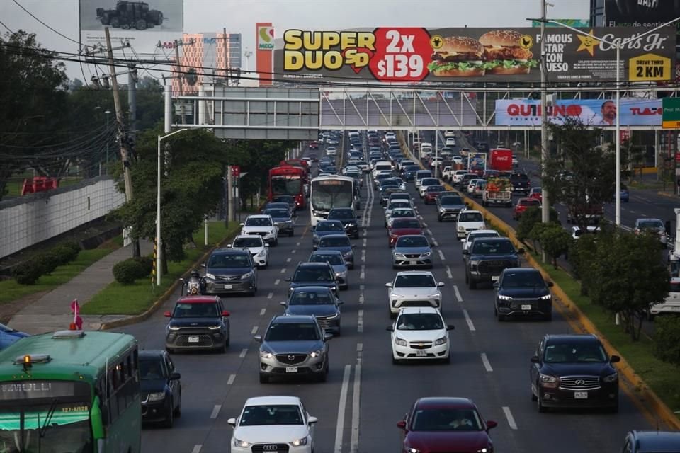 Cruce conflictivo en boulevard bosques de Santa Anita y López Mateos.