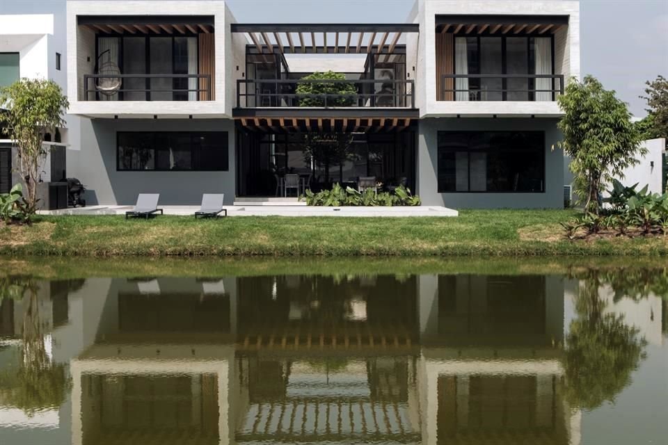 La vista hacia los canales es el primer encuentro que tiene el habitante al ingresar a la casa.