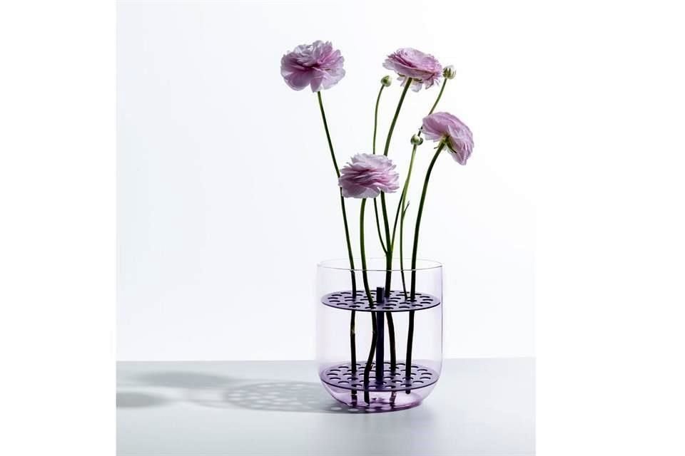 FIO es una serie de jarrones con forma de cápsula diseñados para celebrar el arte de los arreglos florales de temporada.